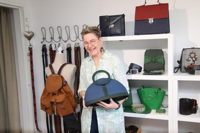 Manuela Sommer-Schuster ist eine der wenigen Ledergalanteristinnen in Österreich. Sie erzeugt Handtaschen, Geldbörsen und Schmuck. | Foto: Martin Wurglits