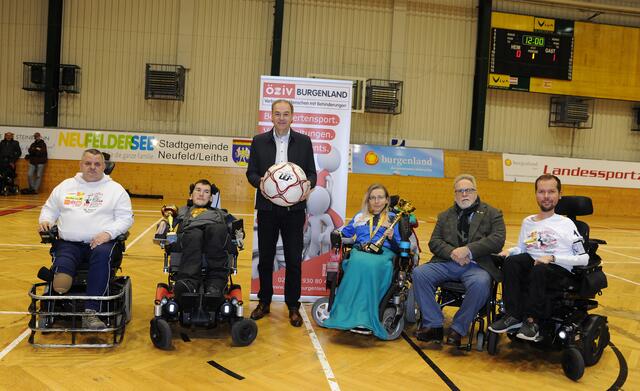 Soziallandesrat Leonhard Schneemann mit Michael Ferchenbauer, Wild Wheels (1.v.l.), Jasna Puskaric, Kapitänin Thuner E-agels (3.v.r.), Felix Pell, Kapitän Burning E-agles (2.v.l.), Kinder- und Jugendvertreter Jakob Schriefl, Teamkapitän und Co-Trainer Wild Wheels (r.) und Manfred Seifert, Präsident ÖZIV Burgenland | Foto: Landesmedienservice Burgenland / Gregor Hafner