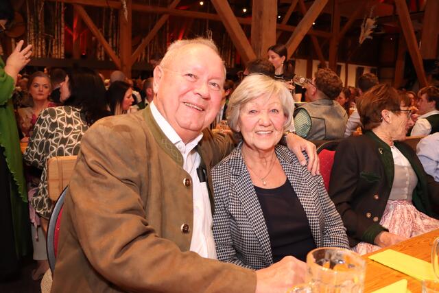 Josef und Traudi geniessen den Abend zusammen. | Foto: Markus Bäumler/zema-medien.de