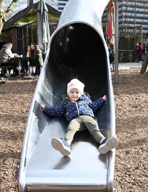 Luana - Rutsche im Welser Tiergarten. 