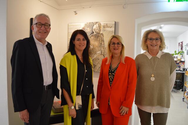 Ausstellung zum Weltfrauentag: Büchereileiterin Tina Köll-Zimmermann, Laudatorin Karoline Graswander-Hainz, Künstlerin Daniela Pfeifer und Bgm. Herbert Mayer (v.re.) | Foto: Siegele