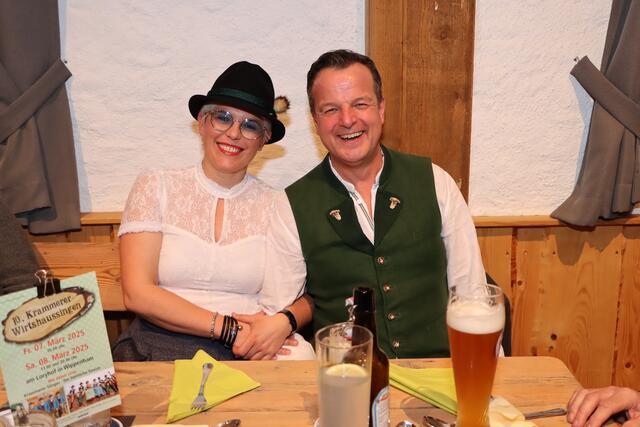 Elisabeth und Franz trinken auf einen gmiatlichn Abend. | Foto: Markus Bäumler/zema-medien.de