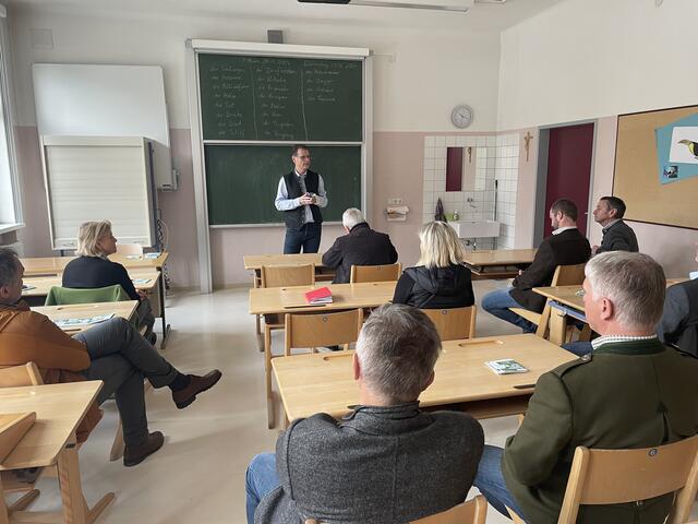 Naturpark-Obmann Siegfried Darnhofer bei der Präsentation der Bücher in der Volksschule.  | Foto: Koidl