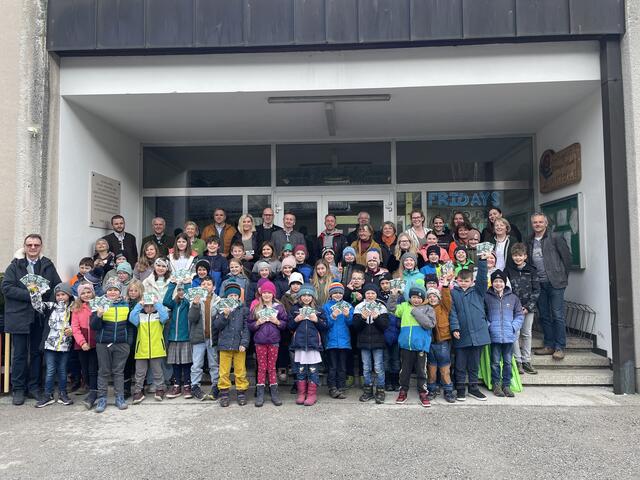 Schülerinnen und Schüler der Volksschule Neuberg mit den neuen Büchern. Dahinter, rechts und links stehen Vertreterinnen und Vertreter des Naturparks, der Gemeinde, der Bezirksjägerschaft und der Bezirkskammer für Land- und Forstwirtschaft. | Foto: Koidl