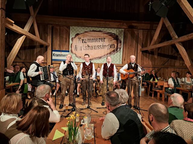 Lustige musikalische Darbietungen und Gstanzl waren beim Wirtshaussingen am Loryhof geboten. | Foto: Markus Bäumler/zema-medien.de
