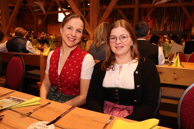 Simone und Franziska sind begeistert vom Wirtshaussingen am Loryhof. | Foto: Markus Bäumler/zema-medien.de
