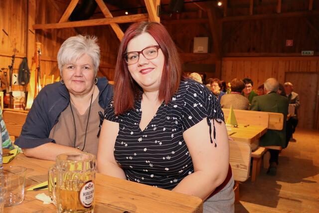 Ingrid und Beatrix kamen extra aus dem Burgenland zum Wirtshaussingen. | Foto: Markus Bäumler/zema-medien.de