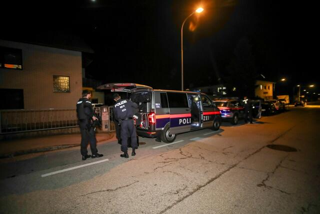 Jetzt klickten die Handschellen für zwei Tatverdächtige: Sie sollen am 24. Februar einen Mann in Marchtrenk ausgeraubt und verletzt haben. | Foto: laumat.at