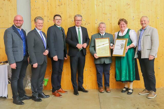 Gemeindekassier Rupert Hütter, Bezirkshauptmann Heinz Schwarzbeck, Bürgermeister Franz Nöhrer, Landeshauptmann Christopher Drexler, Altbürgermeister Herbert Pregartner, Landtagsabgeordnete Silvia Karelly und Vizebürgermeister Hans Kalcher