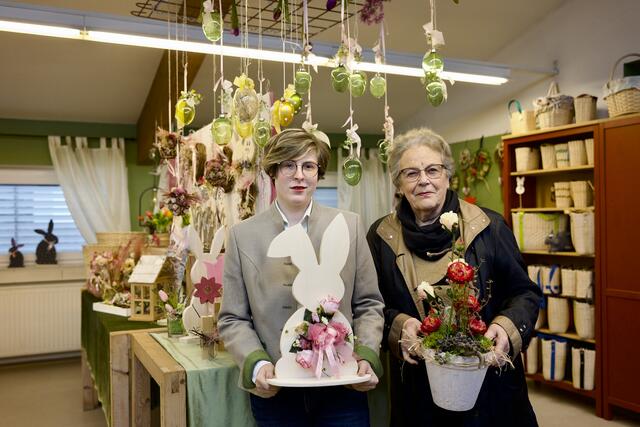 Franziska mit Katharina Fürtbauer mit Oster-Arbeiten.