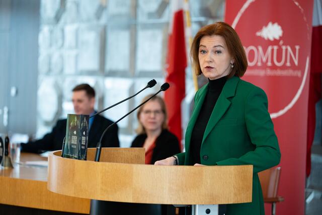 Mit den Konsumdialogen rücken wir die vielfältigen nachhaltigen Nutzarten unserer Wälder in den Fokus und bieten dem Werk- und Wertstoff der Zukunft Holz die richtige Bühne“, meinte Agrarlandesrätin Simone Schmiedtbauer. | Foto: COMÚN/Christoph Liebentritt