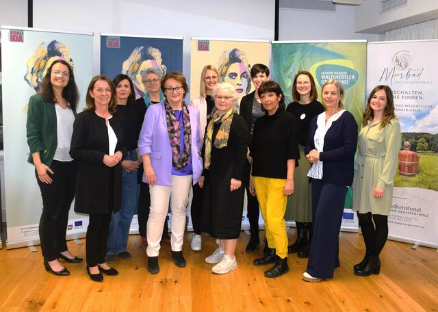 v.l.n.r.: Liane Kainz-Wöchtl, MA (Projektmanagement), An KommR Anne Blauensteiner, MA (Obfrau), Tanja Waglechner (Illustratorin), Mag. Martina Dorfinger (Vorstand), Dr. Martina Kainz, MSc (Vorstand), Bernadette Kitzler, BA (Kurdirektorin Bad Großpertholz), Dr. Monika Steinkellner (Vorstand), Jasmin Wagner, BA (Kurhotel Bad Großpertholz), Mag. Elisabeth Eckhart (Frauenberatung Waldviertel), Bettina Döberl (Kurhotel Bad Großpertholz), Ingrid Ratheiser (Frauenberatung Waldviertel), Verena Strabler (Projektleitung) | Foto: Waldviertler Frauenwirtschaft