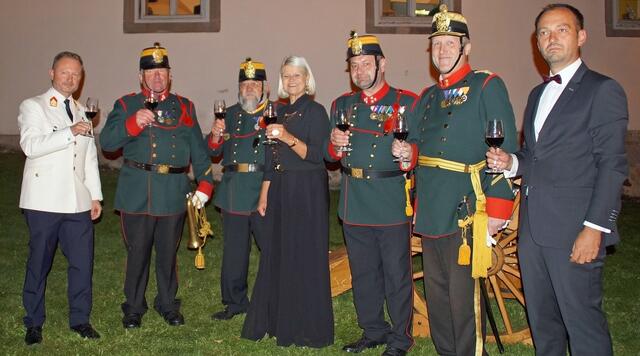Highlight im September: ein Saltuschuss für die Verteidigungsministerin: Reinhard Bachner, Franz Damberger, Franz Schlosser, Klaudia Tanner, Klaus Bittermann, Wolfgang Tuider und Mario Klopf (v.l.) | Foto: Bürgerkorps Waidhofen