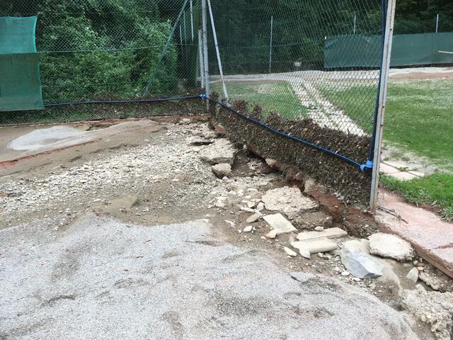 Das Hochwasser zerstörte alle fünf Tennisplätze des SV Leibnitz-Tennis komplett. Die Sanierungsarbeiten laufen.