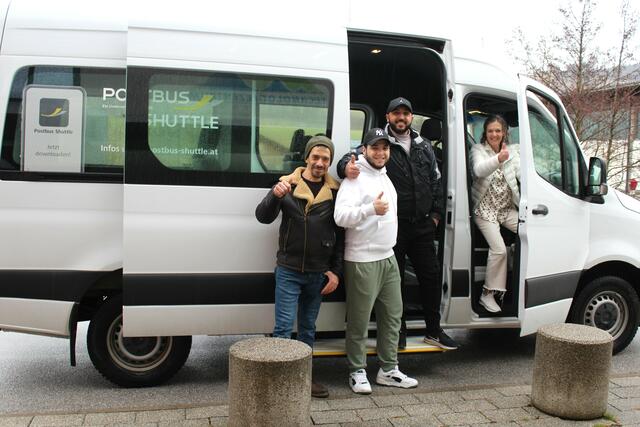 Monika Struber vom Mobilitätsmarketing mit dem neuen, barrierefreien Shuttle mit den Fahrern. | Foto: LEADER-Region FUMO