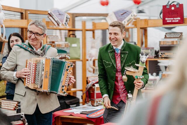 Josef Herk und Philipp Gady spielten zünftig auf am Gady Markt | Foto: Michaela Lorber