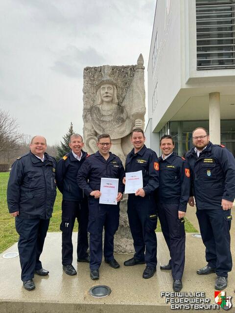 Leopold Kranz jun. und David Metnitz-Heinrich mit einigen Kameraden aus Ernstbrunn. | Foto: FF Ernstbrunn