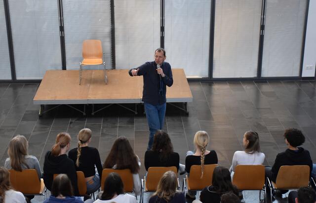 Ingo Vogl begeisterte sein junges Publikum in der Aula der HBLW Saalfelden. Foto: Timo Wieland