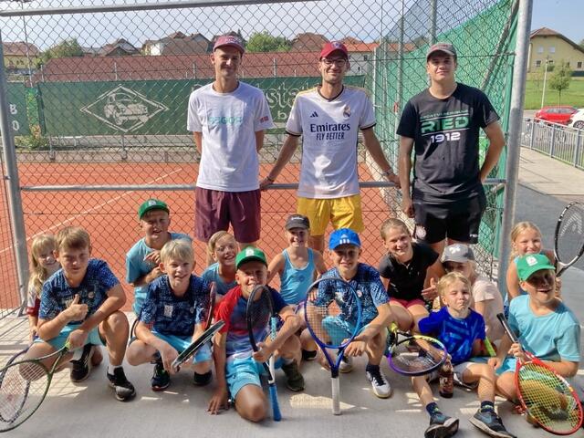  Einer der Gruppen beim Ostercamp 2023 mit Betreuerteam | Foto: UTC Raab