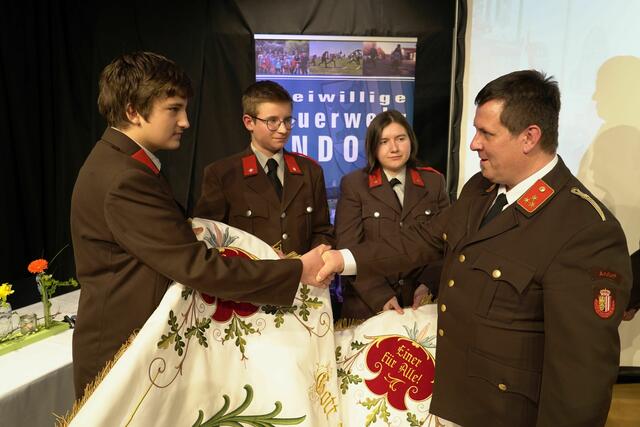 Bei der Vollversammlung der Freiwilligen Feuerwehr Andorf wurden Gabriel Grüneis-Wasner, Michael Krupa, Rene Seidler und Lisa Sonnleitner angelobt.  | Foto: FF Andorf
