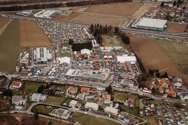 Am Marktgelände herrschte buntes Treiben, Aufnahme aus der Vogelperpektive. | Foto: Michaela Lorber