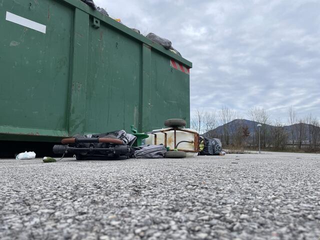 Den Container, er ist komplett überfüllt, haben die Gäste selbst organisiert. | Foto: Stefan Schubert
