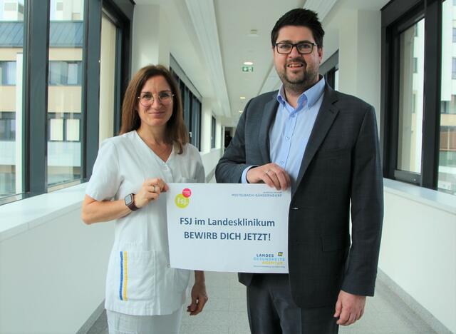 Pflegedirektor Christian Pleil freut sich gemeinsam mit seiner Stellvertreterin Gisela Reiskopf über interessierte Bewerberinnen und Bewerber für das
Freiwillige Soziale Jahr am Landesklinikum Mistelbach-Gänserndorf | Foto: LGA