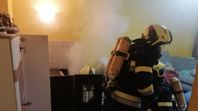 Aufgrund eines technischen Defekts des Ofens wurden die Räumlichkeiten stark verraucht.  | Foto: FF Ferndorf