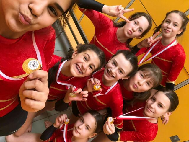 Angetreten sind die jungen Sportlerinnen in der Altersklasse U12, wo sie insgesamt gleich elf weitere Schulen aus ganz Wien hinter sich gelassen haben.  | Foto: Sophie Martinetz