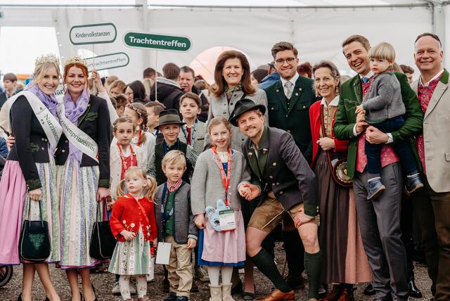 Von re: GF Eugen Roth, Ingrid und Philipp Gady sowie Willi Gabalier, Simon Koiner und Landesrätin Barbara Riener mit den Narzissenhoheiten und einigen Kindern vom Kindertrachtentreffen. | Foto: Michaela Lorber