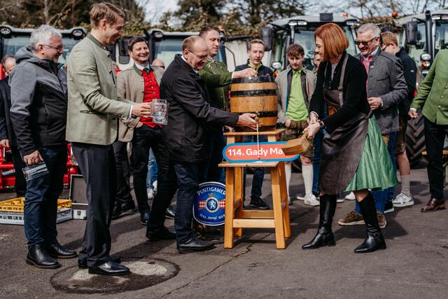 Ozapft is: Simone Schmiedtbauer meisterte den Bieranschlag bravourös. | Foto: Michaela Lorber