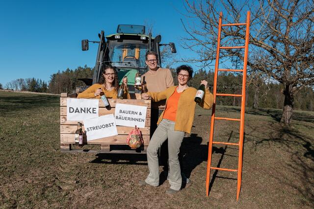 Eva und Norbert Eder sowie Tochter Helene bedanken sich bei den Biobauern. | Foto: Pia Paulinec
