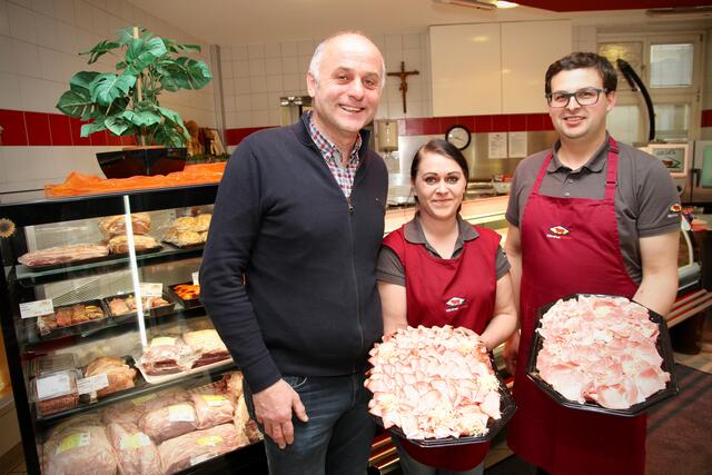 Bernhard Dolzer mit Helene Puschl und Stefan Schöffmann im Fleischmarkt Klagenfurt in der Schlachthofstraße mit Osterschinken | Foto: MeinBezirk.at