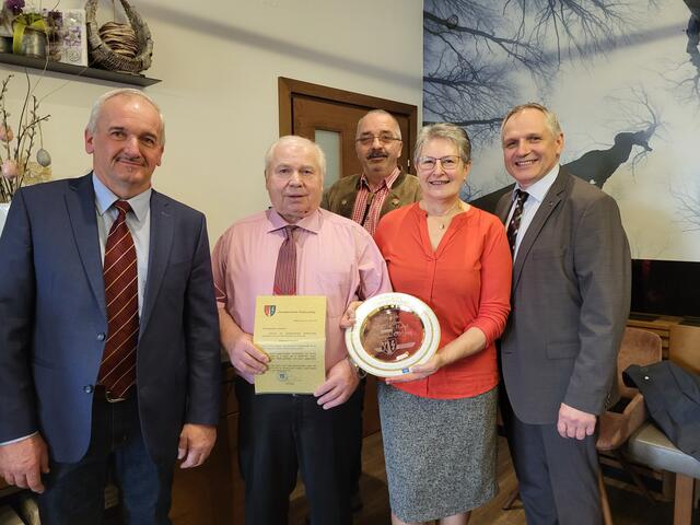Vrnl: Vizebürgermeister Josef Hackl, Josef Weber, hinten Gemeinderat Georg Hackl, Franziska Weber und Bürgermeister Franz Heiderer. | Foto: Marktgemeinde Grafenschlag