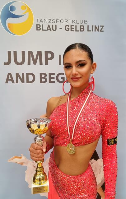 Edita Hasani aus Obersiebenbrunn ist dreifache Österreichische Meisterin in Solo-Damen. | Foto: L. Hasani