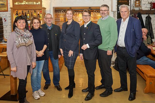 Bgm Thaddäus Heindl mit dem GR-Team vlnr.: GRin Andrea Chromecek, GRin Margit Schrank, grGR Karl Farkas, Vbgm Simone Kubo, Bgm Thaddäus Heindl, GPO gfGR Klaus Steininger, GR Gerhard Müllner | Foto: Peter Papazek