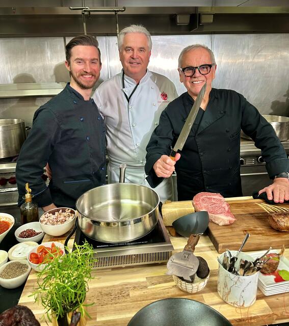 Hannes Tschemernjak (Mitte) war selbstverständlich auch heuer in der Oscar-Küche von Wolfgang Puck am Start. | Foto: Der Tschebull