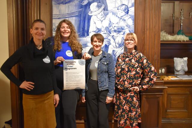 Mehr als 100 Frauen vernetzten sich: die Organisatorinnen Romana Dienstbier, Marlene Gallistl, und Anita Kraus mit Gastwirtin Ursula Zechner im Töpperschloss Neubruck. | Foto: Roland Mayr