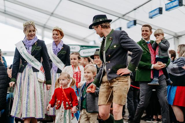 Einmarsch beim Kindervolkstanzen mit Willi Gabalier | Foto: Michaela Lorber