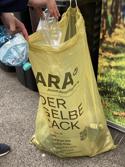 Der gelbe Sack darf nun mit mehr Müll "gefüttert" werden. Großvolumige Verpackungen können weiterhin im Sammelzentrum abgegeben werden, volle gelbe Säcke aber nicht. | Foto: Abfallverband Hollabrunn