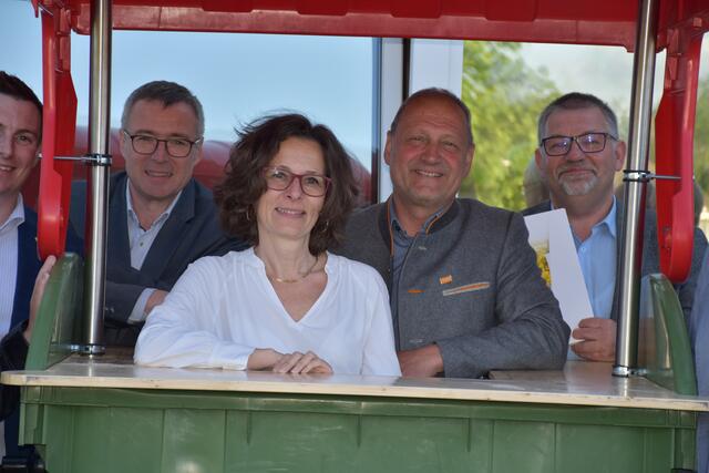 Nicht durch die Blume, sondern durch die Abfalltonne - Bgm. Pulkau Leo Ramharter, Angelika Büchler, Andreas Sedlmayer und Bgm. Zierdorf Hermann Fischer. | Foto: Alexandra Goll