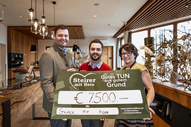 Leitungswasser trinken, bezahlen und Gutes tun: Michaela und Andreas Muster übergaben an Marcel Resch eine Spende in der Höhe von 7.500 Euro. | Foto: Ratscher Landhaus