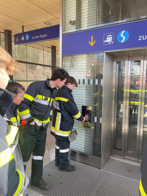 Die Freiwillige Feuerwehr Tullnerbach bereitet sich auf den Notfall vor. | Foto: Michael Sabadello
