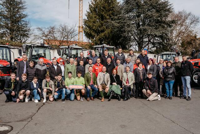 10 Massey Fergusson Traktoren wurden an ihre stolzen Besitzer übergeben. | Foto: Michaela Lorber