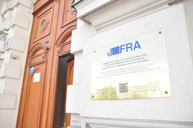Am Sonntag sind Personen auf den Balkon der "European Union Agency für Fundamental Rights" geklettert.