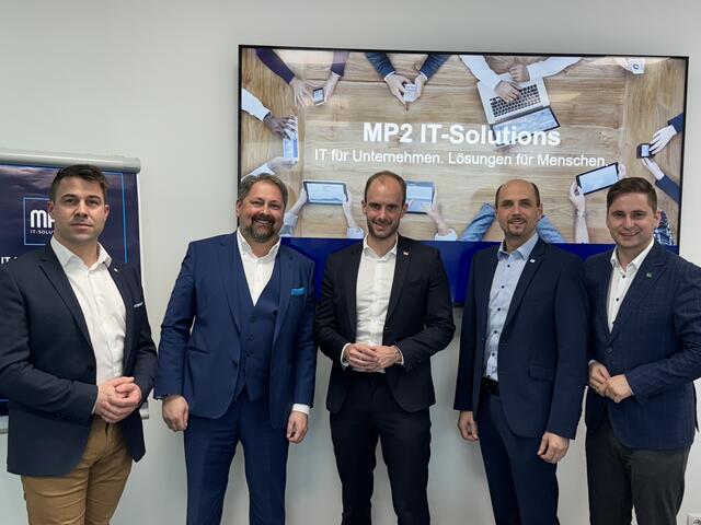 Patrick Steininger (technischer Leiter MP2 IT-Solutions NÖ), Manfred Pascher (Geschäftsführender Gesellschafter MP2 IT-Solutions), Florian Tursky, Christoph Kitzler (MP2-Geschäftsführer), Abgeordneter zum Nationalrat Lukas Brandweiner, v.l. | Foto: MP2