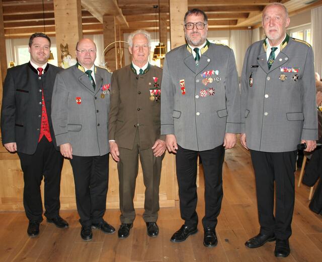 Bezirksversammlung in Westendorf: Bgm. Rene Schwaiger, TKB-Vizepräs. Gerhard Schreder, Obm. Westendorf Hermann Ager, TKB-Präs. Franz Xaver Gruber, Bez.-Obm. Hans-Peter Koidl. | Foto: Mühlberger