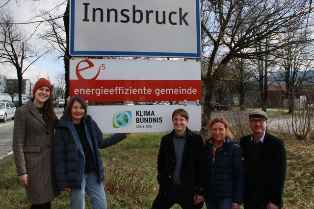 Stadträtin Uschi Schwarzl (2.v.l.), Amtsvorstand Michael Deflorian (3.v.r.), sowie die Klimabeauftragten Nadine Winzer (l.) und Christine Schermer (2.v.r.) vom Amt Klimaneutrale Stadt freuen sich mit Geschäftsführer Andrä Stigger (Klimabündnis Tirol, r.) über die Kooperation zwischen Stadt und Klimabündnis. | Foto: Klimabündnis Tirol/Michael Steger
