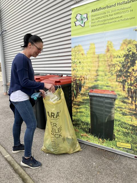 Abfallberaterin Conny Lachmann weiß genau, was jetzt alles in den gelben Sack hinein darf. | Foto: Abfallverband Hollabrunn