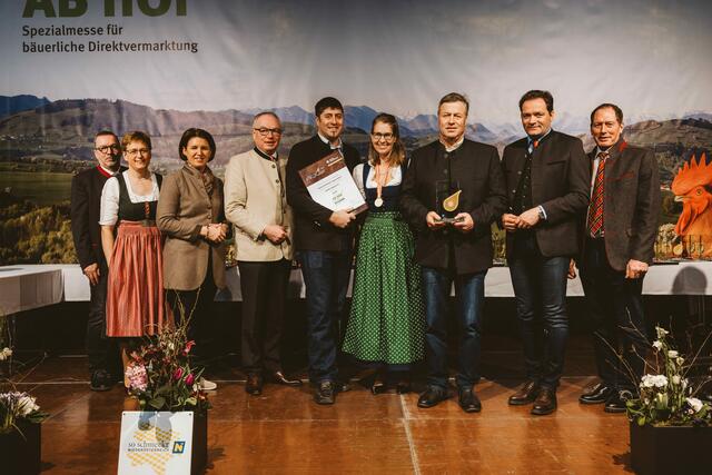 Die Familie Zehethofer aus Engerwitzdorf freut sich, dass sie bei der "Ab Hof"-Messe wieder mit ihren Ölen überzeugen konnte. | Foto: Michael Schafranek